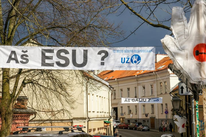 Užupio vėliava ir viešas ženklas.