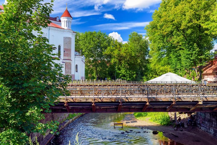 Tiltas per Vilnelę prie Užupio kavinės.