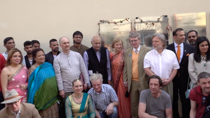 Hindi ir sanskrito kalbų Konstitucijos lentos atidengimas.