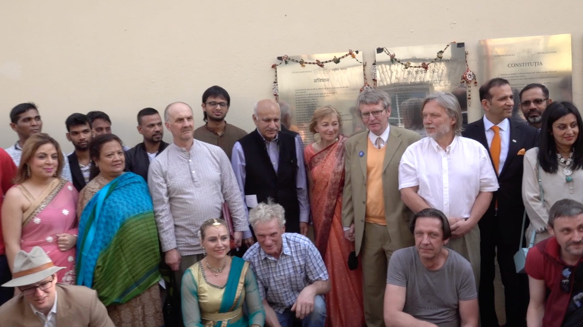 Hindi ir sanskrito kalbų Konstitucijos lentos atidengimas.