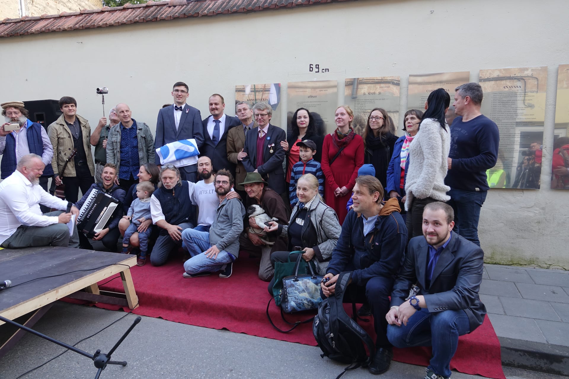 Latviškos Konstitucijos lentos atidengimas.