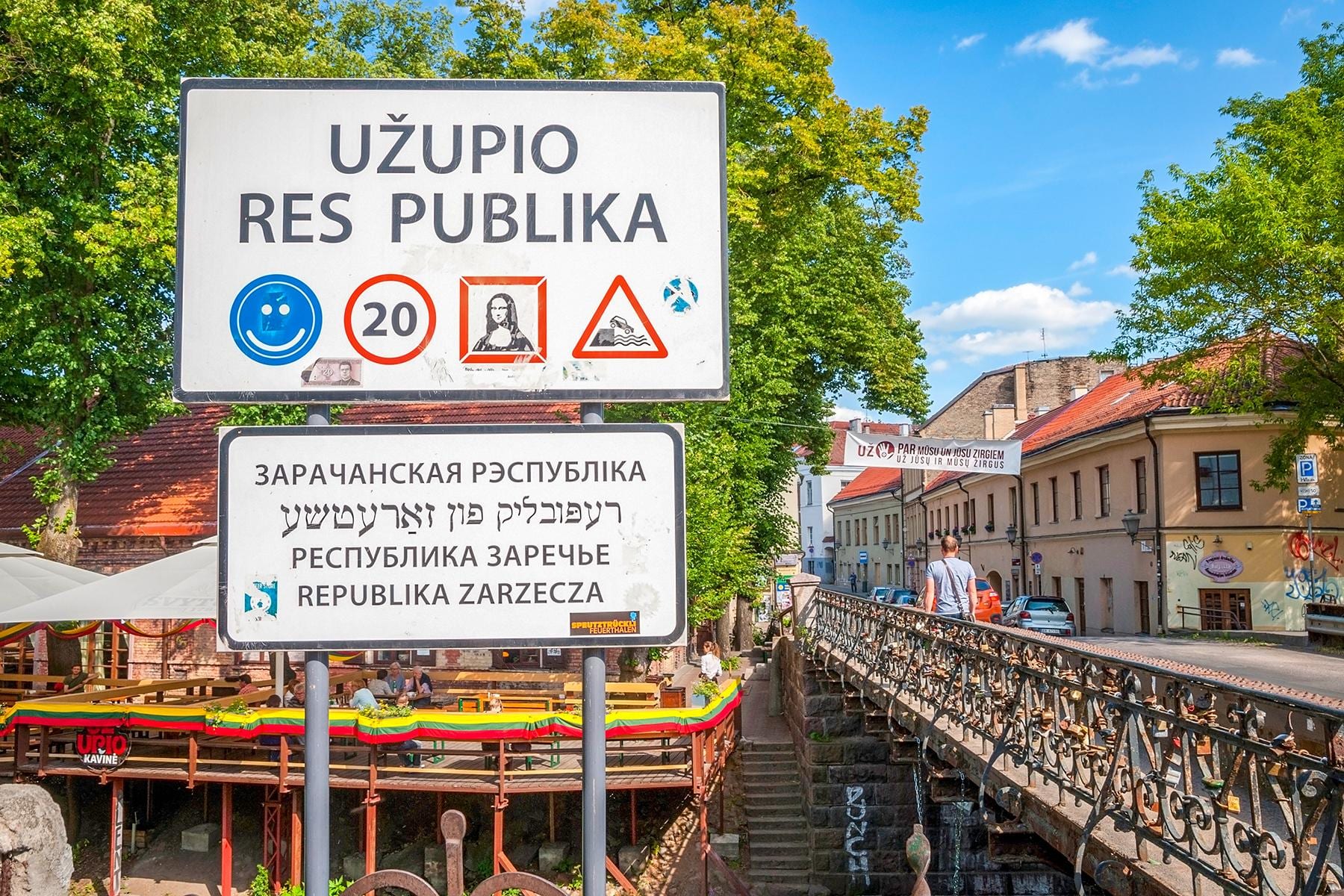 Užupio Respublikos ženklas prie Vilnelės.