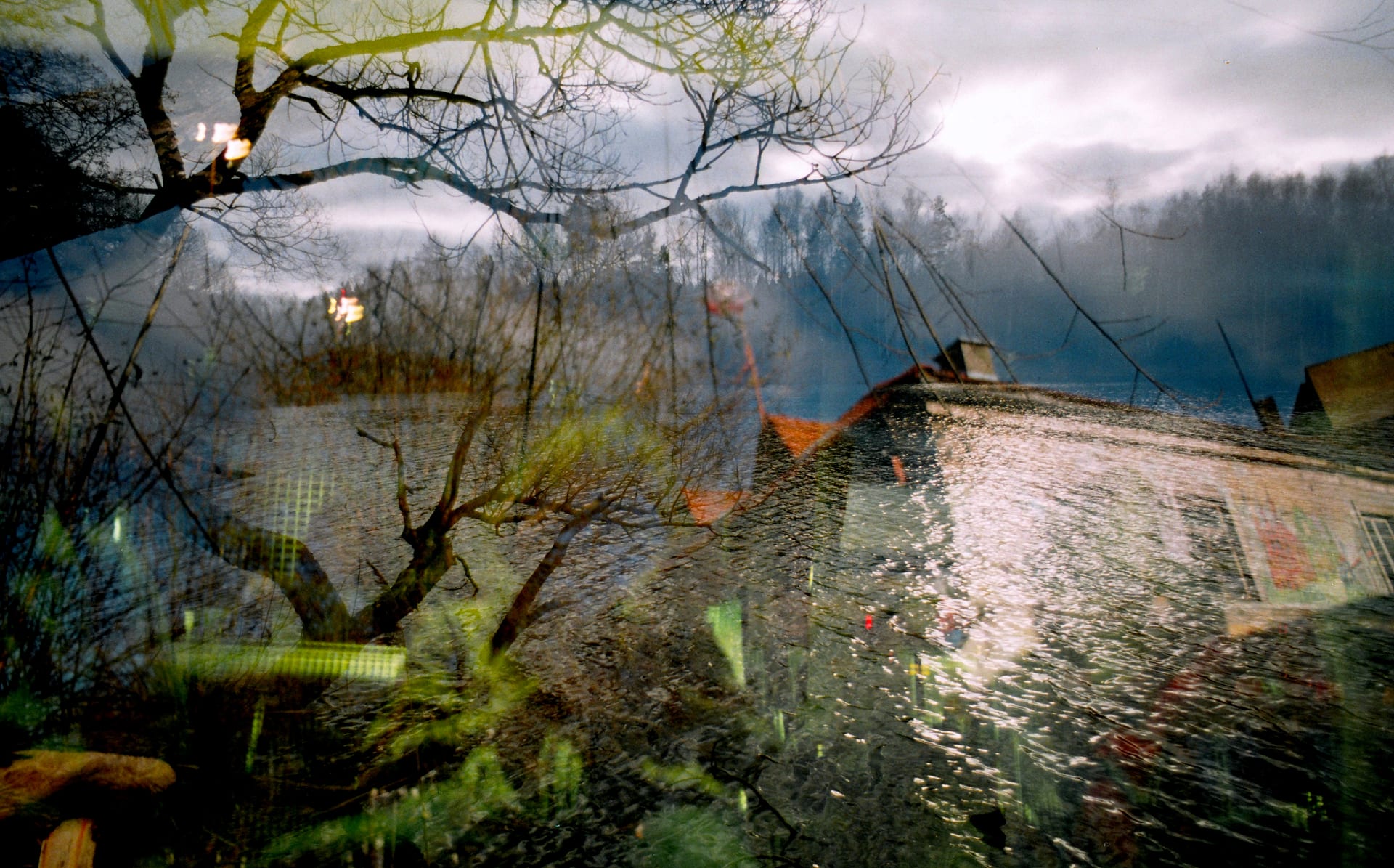 Asociatyvi vandens detalė iš Mariaus Abramavičiaus fotografijų serijos.